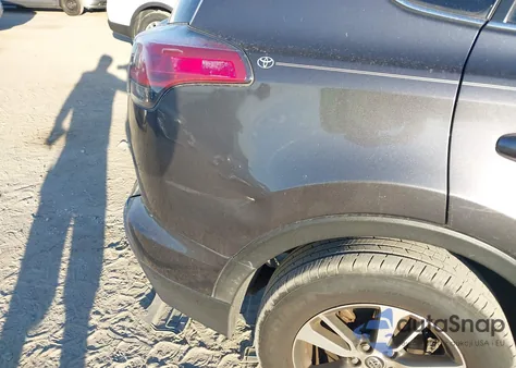 2018 Toyota Rav4 Xle z USA, uszkodzony, nr VIN JTMWFREV7JJ723454